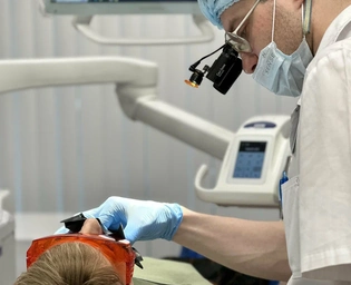 Протезирование зубов для пенсионеров в Москве